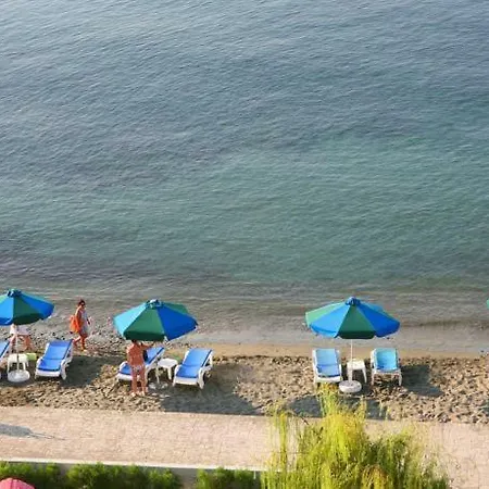 1b Beachront Pool & Gym Apt Ermitage Beach *