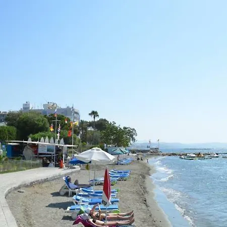1b Beachront Pool & Gym Apt Ermitage Beach Limassol